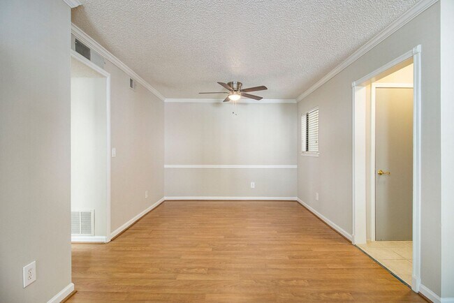 Building Photo - Sunlit 2BD/2BA with Fireplace in Peaceful ...
