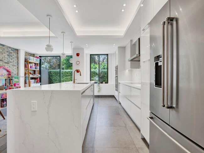Building Photo - 201 Crandon Blvd