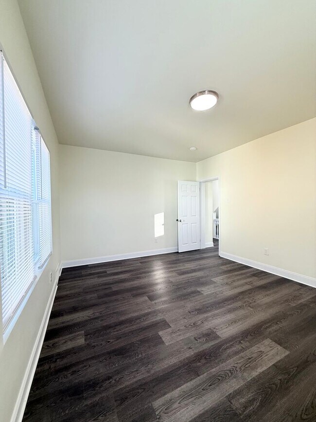 Building Photo - Updated 3BR 1.5 bath house with office/ of...