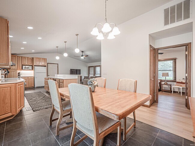 Building Photo - 6166 River Bluff Dr