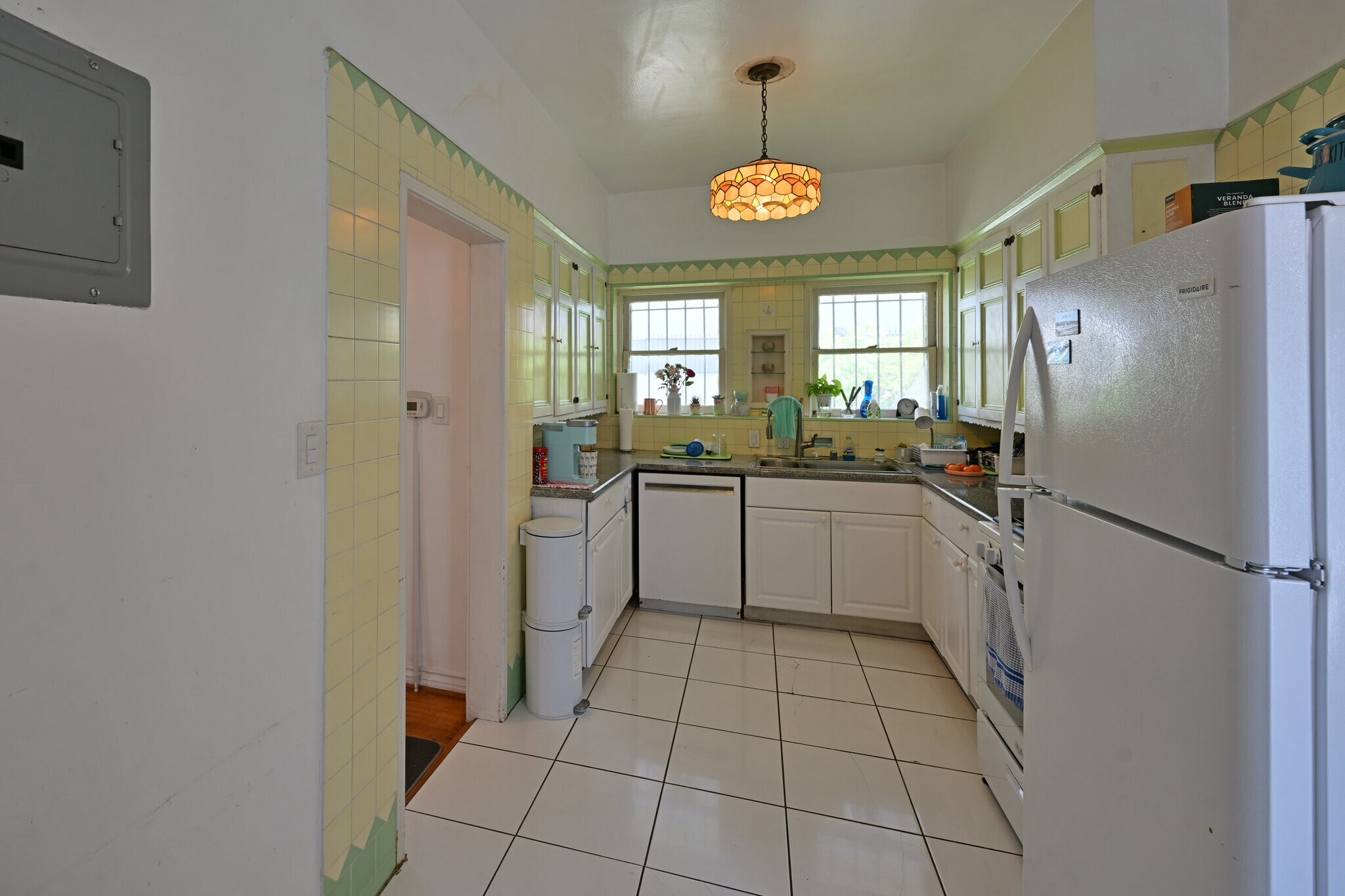 Building Photo - 657 S La Jolla Ave