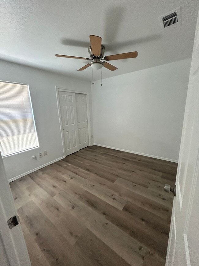 Building Photo - Hard to find 3 bedroom 2 bath apartment central Hanford