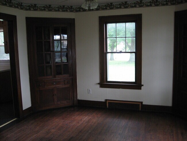 Building Photo - 419 E Pettit Ave