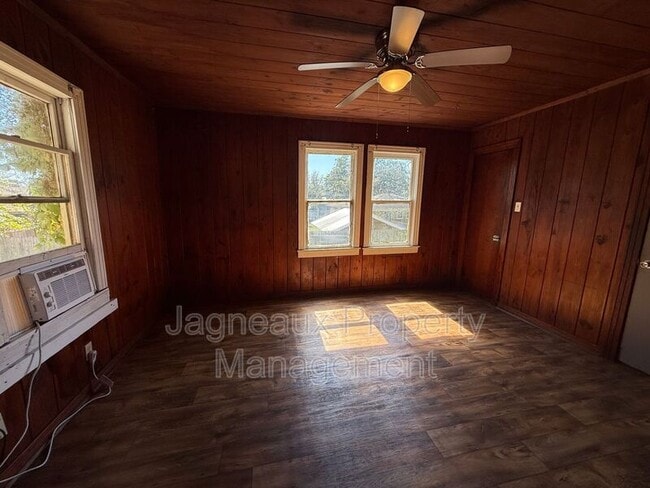 Building Photo - 417 W Logan St