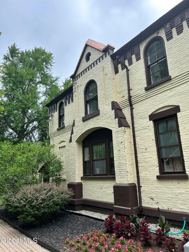 Primary Photo - 73 Court St