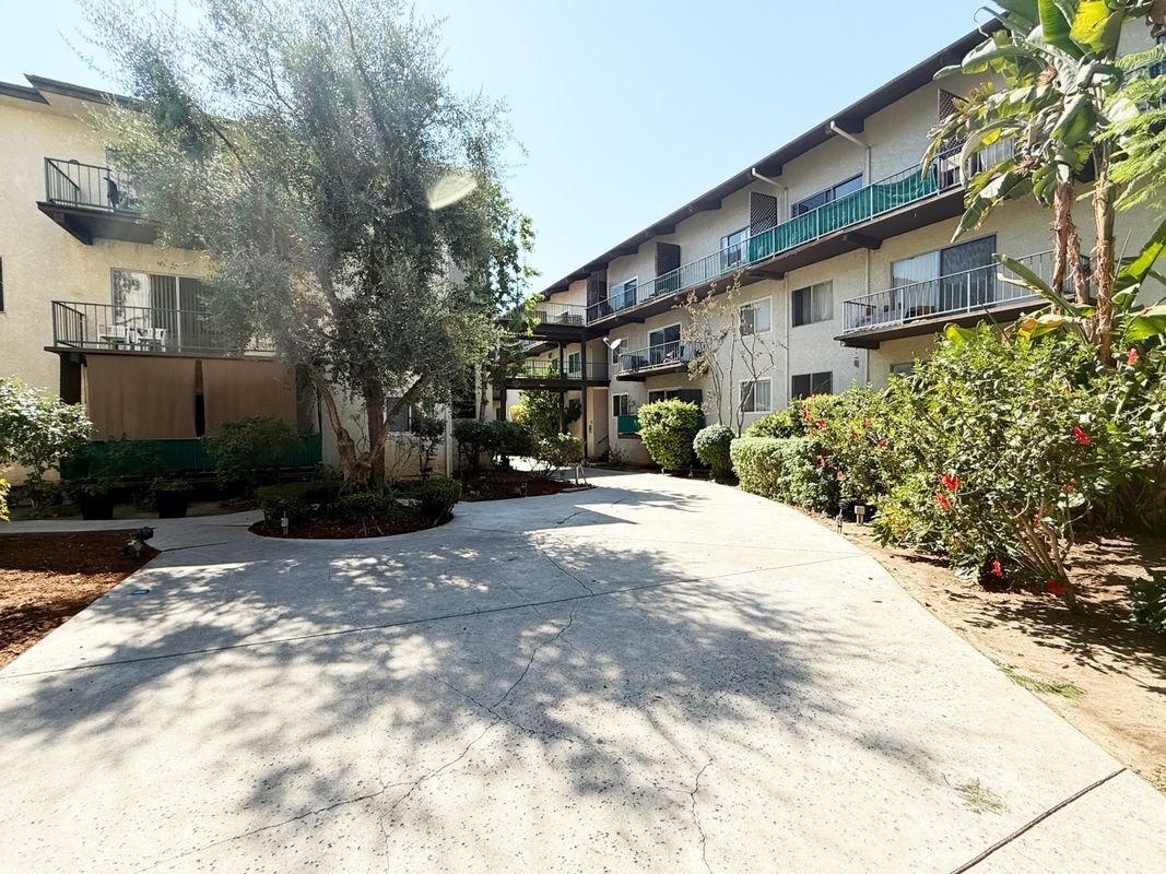 Building Photo - 5460 White Oak Ave