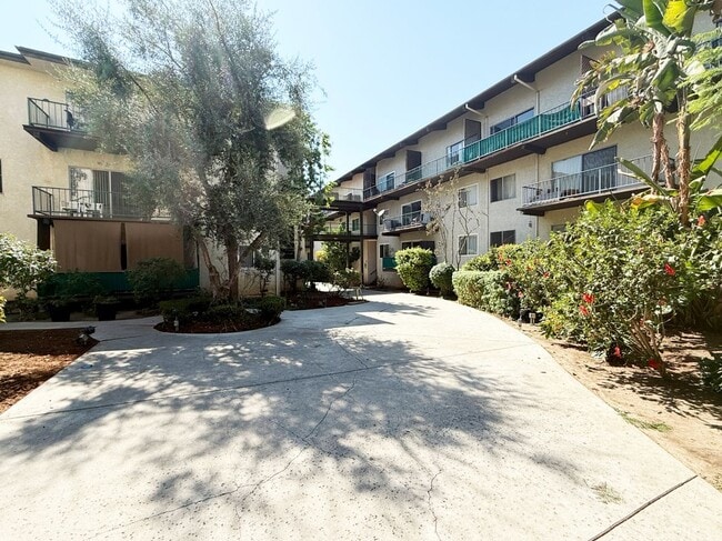 Building Photo - 5460 White Oak Ave
