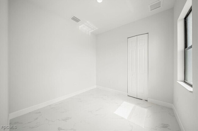 Building Photo - 9 NW 14th Pl