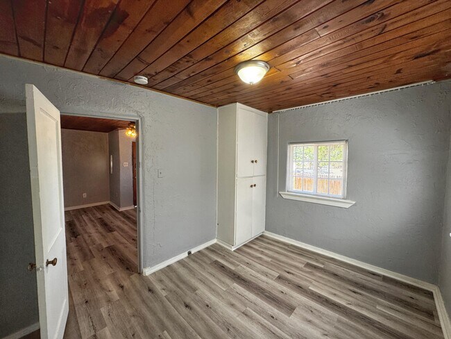 Building Photo - 426 Headingly Ave NW