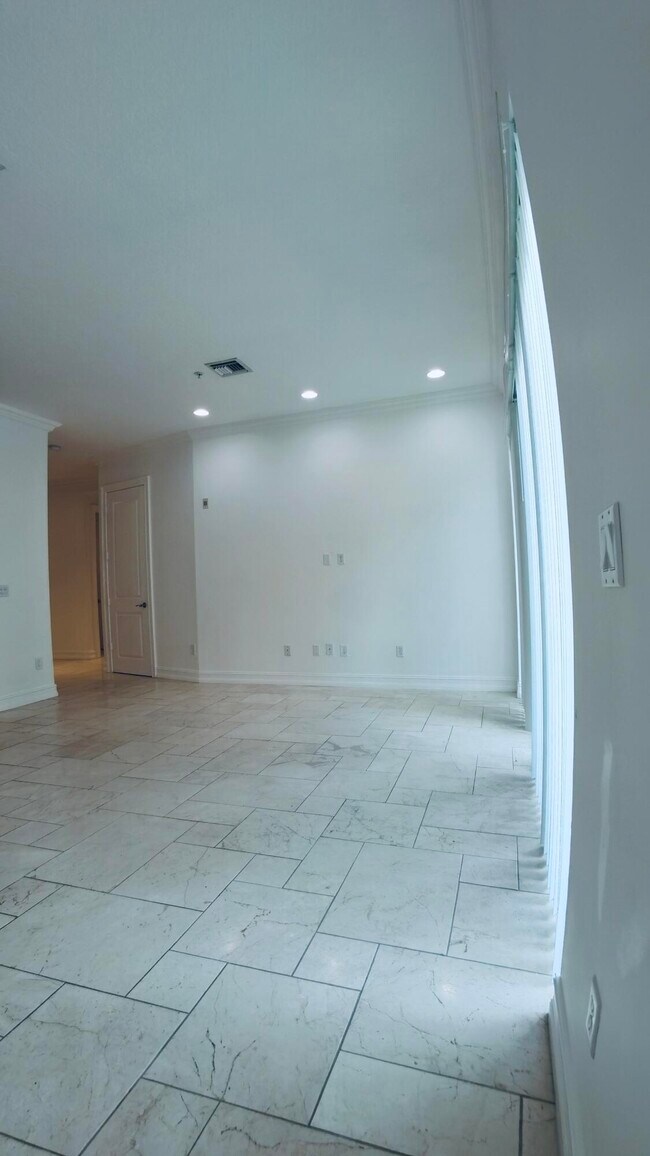 Building Photo - 12 SE 1st Ave