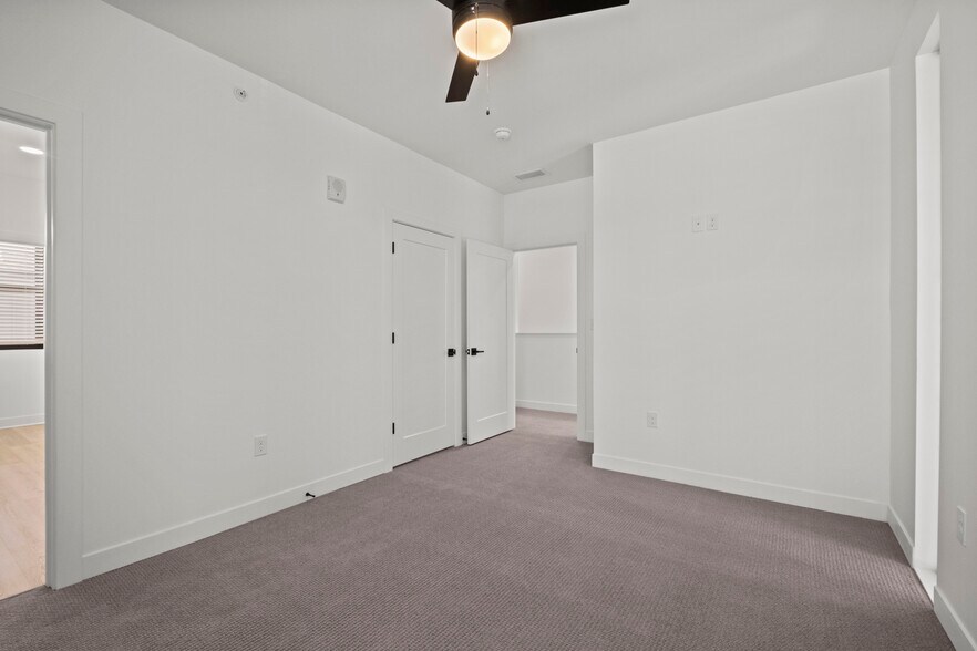 Building Photo - 3009 N Oak Trafficway
