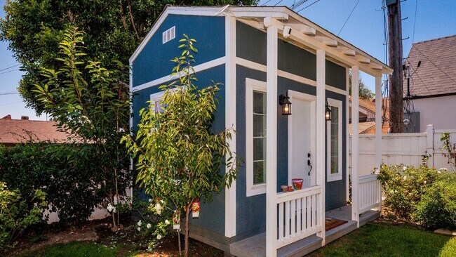 Building Photo - Single story, 4 bedroom, plus detached off...