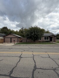 Building Photo - 910 E Tulare Ave