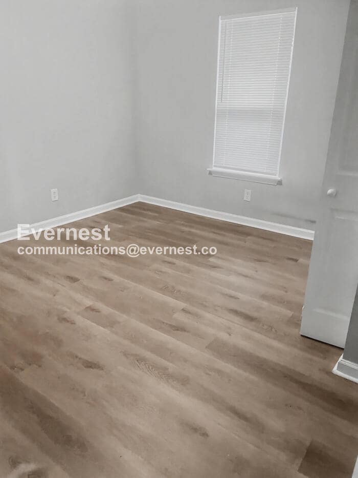 Building Photo - 3221 Lasalle St