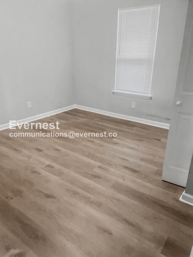 Building Photo - 3 Bed, 2 Bath Home with Off-Street Parking / Pet-Friendly / Vouchers Accepted / Available Now!