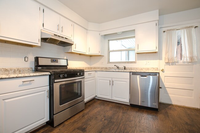 Building Photo - 2712 Sarah St