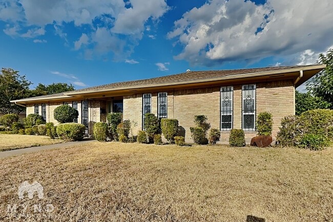 Building Photo - 810 Bradfield Dr