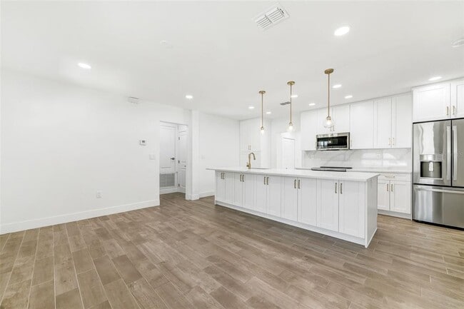 Building Photo - 2318 S Hubert Ave