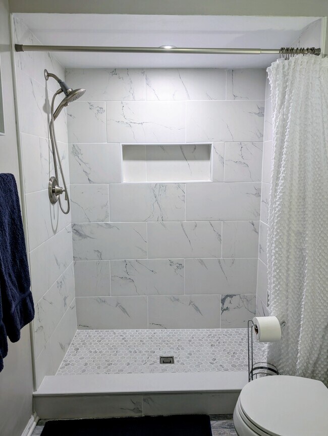 Building Photo - 842 Alpine Dr