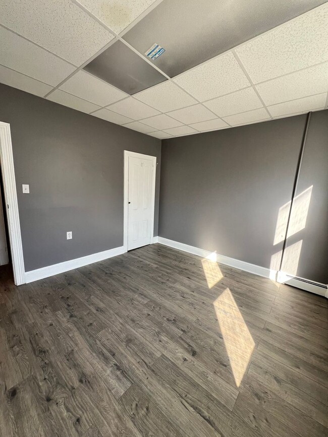 Building Photo - Fully Renovated 3 Bedroom 1 Bath Home Available