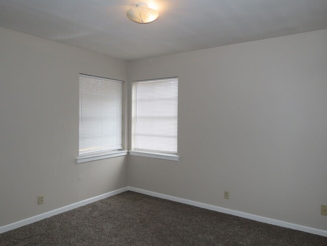 Building Photo - Spacious 3 Bedroom 2 Bathroom Home with LARGE Backyard!