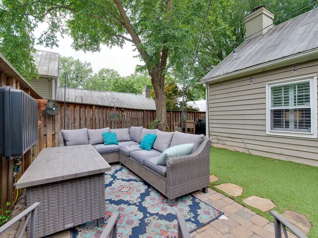 Building Photo - A picture perfect cottage home ready for you with community pool!