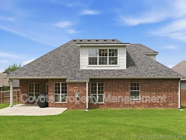 Building Photo - 2809 N Fern Ave