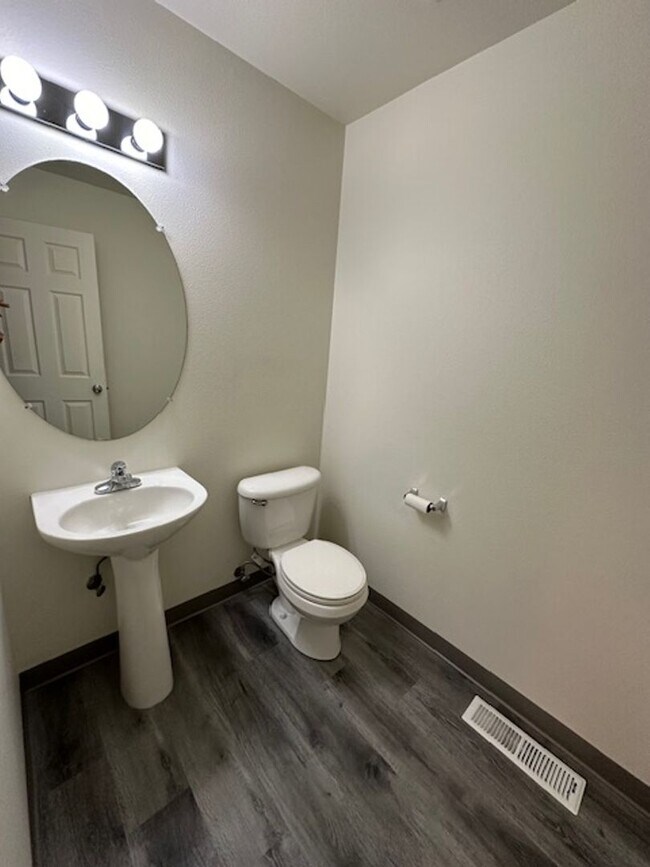 Building Photo - Super Clean 3 Bedroom Home -   Pet Conside...