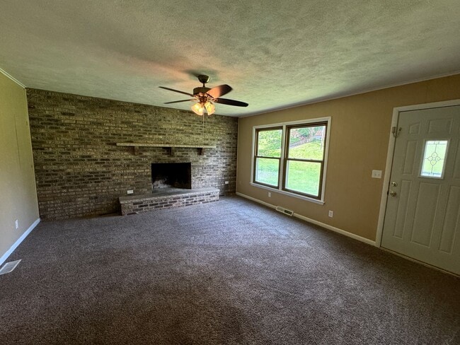 Building Photo - Spacious Rock Island Home with Family Room and Garage!