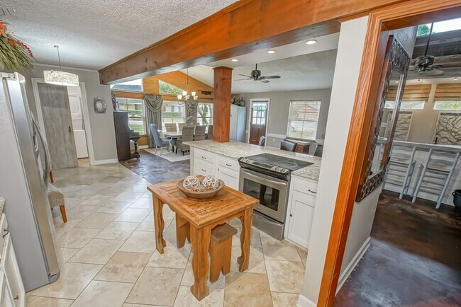 Building Photo - Well maintained 4 Bed home near Woman's Hospital