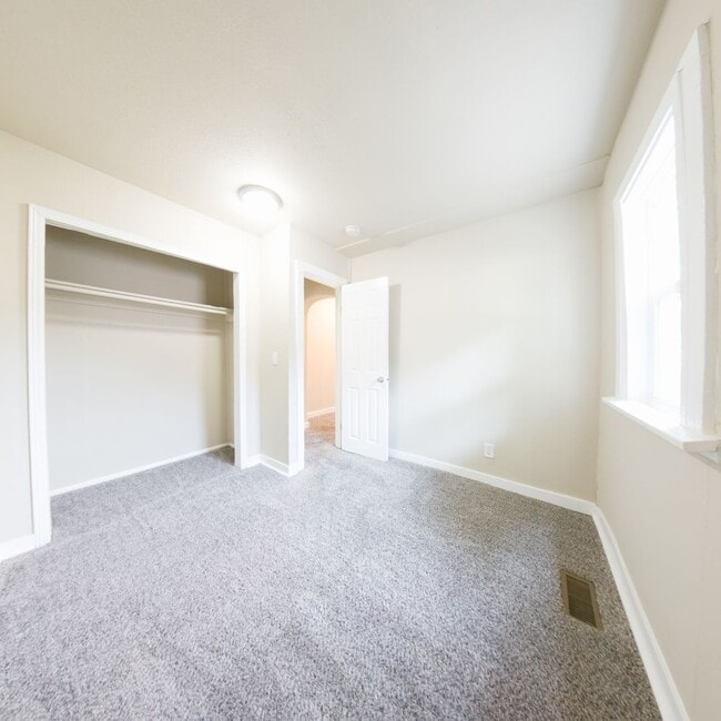 Building Photo - 2 Bedroom with Bonus Room Near Fairgrounds