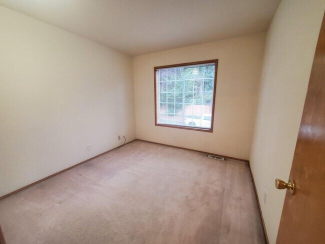 Building Photo - 4 bed, 2.5 bath, 2 car garage on spacious ...