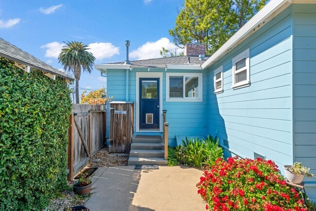 Building Photo - Pet Friendly 3Bd/2Ba Single-Family Home