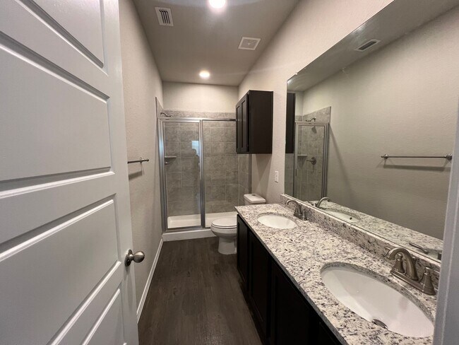 Building Photo - Luxury 3/2 Duplex in Seguin, Texas