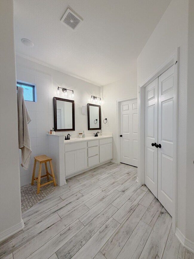 Building Photo - Gorgeous Home - MUST SEE!!