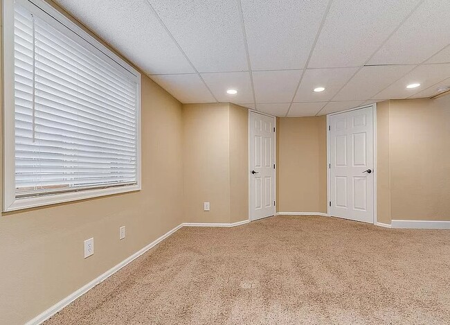 Building Photo - 5422 S Queen Way