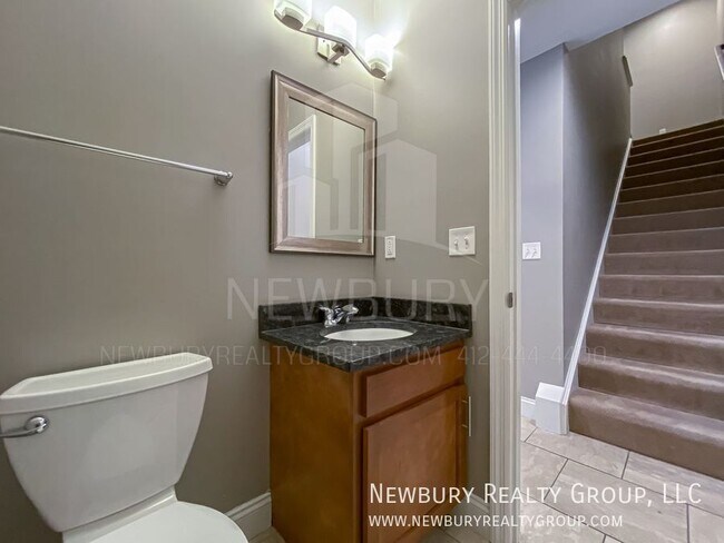 Building Photo - 147 Banksville Pl