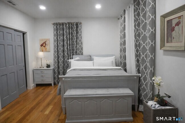 Building Photo - 171 Pequonnock St