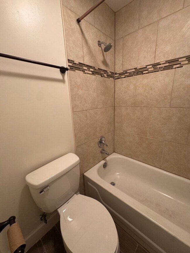 Building Photo - Beautiful home with over 2k square feet!