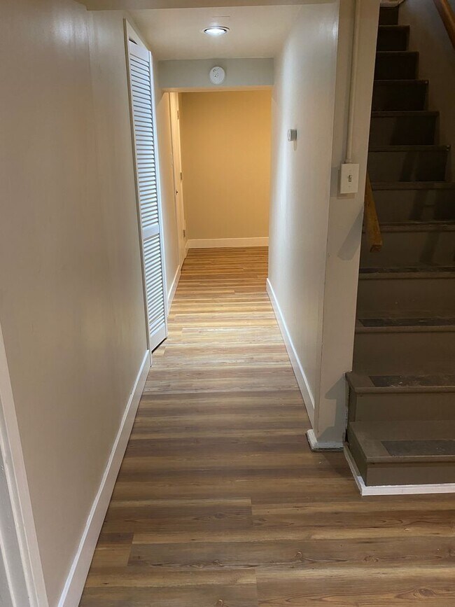 Building Photo - Sprawling home