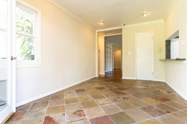 Building Photo - Beautiful 3b2b Home with Private Fenced Ya...