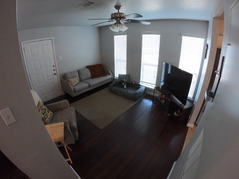 Primary Photo - 404 Manuel Dr