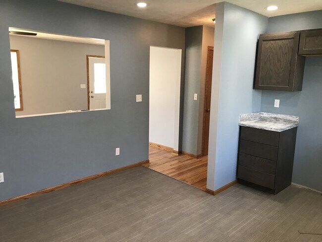 Building Photo - 2 bedroom Duplex