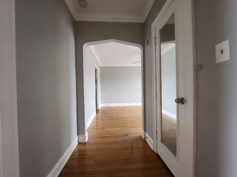Building Photo - 2907 W 56th St