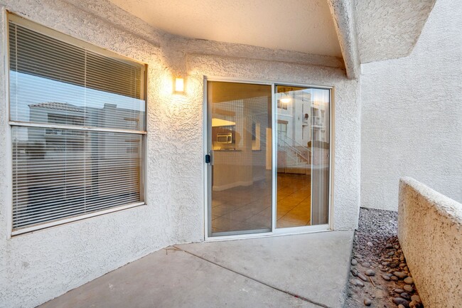 Building Photo - Beautiful 1st Floor Condo in Gated Communi...