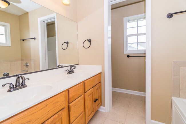 Building Photo - 3 Bedroom, 2 Bath Home in Valley View with Privacy Fenced in Backyard! June move in!!