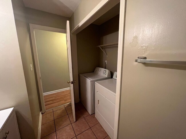 Building Photo - Beautiful 2 bedroom 1 bath unit