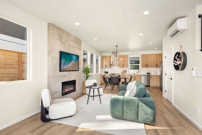 Building Photo - New Ballard Townhome