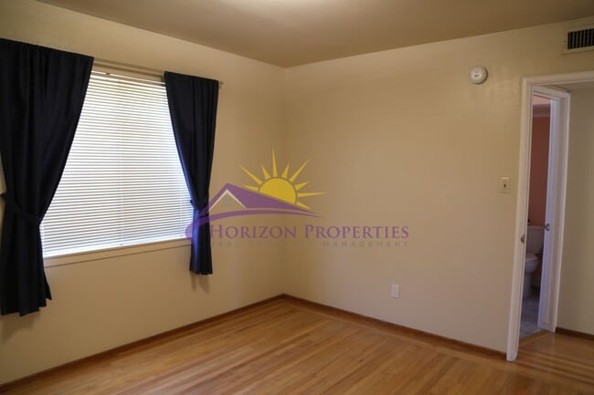 Building Photo - Unique 3 Bed 2 Bath + 2 bonus rooms 1,639 ...