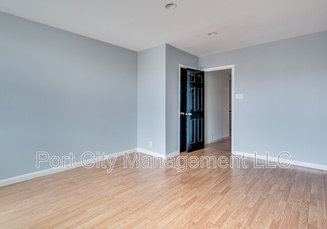 Building Photo - 320 S Newkirk St